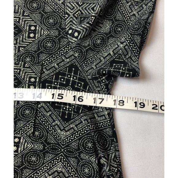 Lularoe Carly Dress Women XS Black Geo Print Short Sleeve Swing Hi Low Flowy - Picture 8 of 10